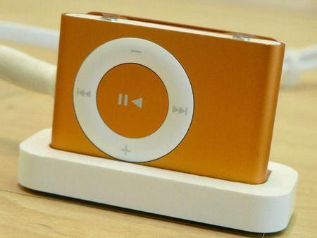 VAND IPOD SHUFFLE 1 GB AURIU-SIGILAT SI CU GARANTIE - Pret | Preturi VAND IPOD SHUFFLE 1 GB AURIU-SIGILAT SI CU GARANTIE