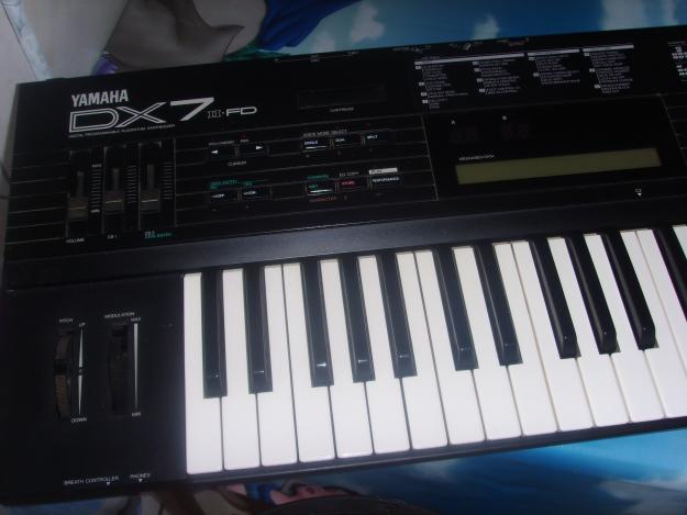 Vand Yamaha DX7, Digital Programmable Algorithm Synthesizer. - Pret | Preturi Vand Yamaha DX7, Digital Programmable Algorithm Synthesizer.