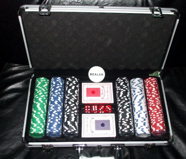 POKER SET - 300 JETOANE IN SERVIETA DIN ALUMINIU!!! - Pret | Preturi POKER SET - 300 JETOANE IN SERVIETA DIN ALUMINIU!!!