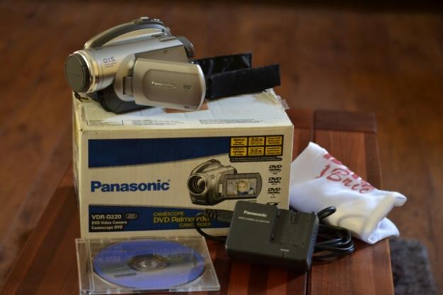 Vand camera video PANASONIC VDR-D220 cu miniDVD - Pret | Preturi Vand camera video PANASONIC VDR-D220 cu miniDVD