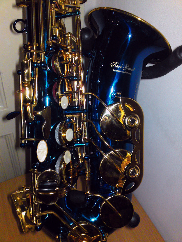 Vand saxofon alto(Mi-bemol) KARL GLASER albastru cu clape galbene cufar mustiuc+ - Pret | Preturi Vand saxofon alto(Mi-bemol) KARL GLASER albastru cu clape galbene cufar mustiuc+