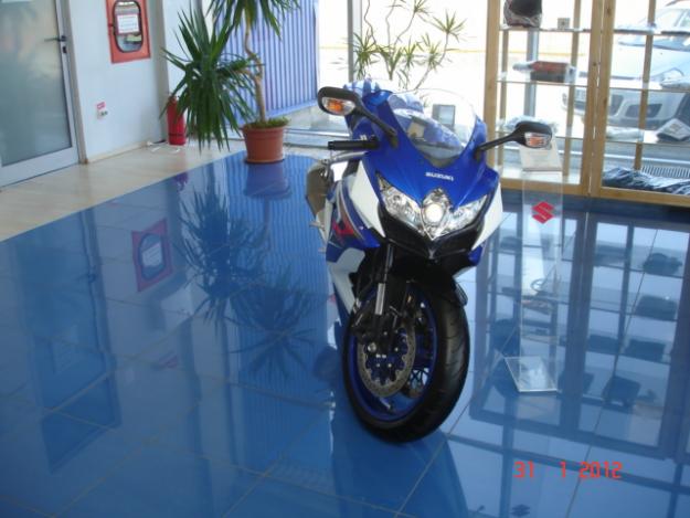 VAND SUZUKI GSX-R 750 K8-STARE IMPECABILA-LA DOAR 6.500 EURO - Pret | Preturi VAND SUZUKI GSX-R 750 K8-STARE IMPECABILA-LA DOAR 6.500 EURO