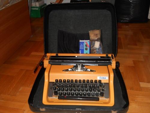 Vand 2 masini de scris mecanice - Pret | Preturi Vand 2 masini de scris mecanice
