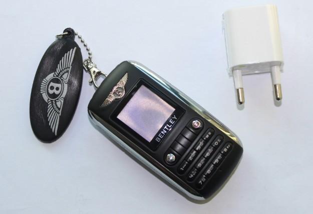 Vand telefon sub forma de breloc alarma bentley - Pret | Preturi Vand telefon sub forma de breloc alarma bentley