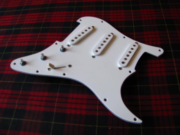 Doze Fender ,Pikaps cu placa originală cu potmetre Made in USA - Pret | Preturi Doze Fender ,Pikaps cu placa originală cu potmetre Made in USA
