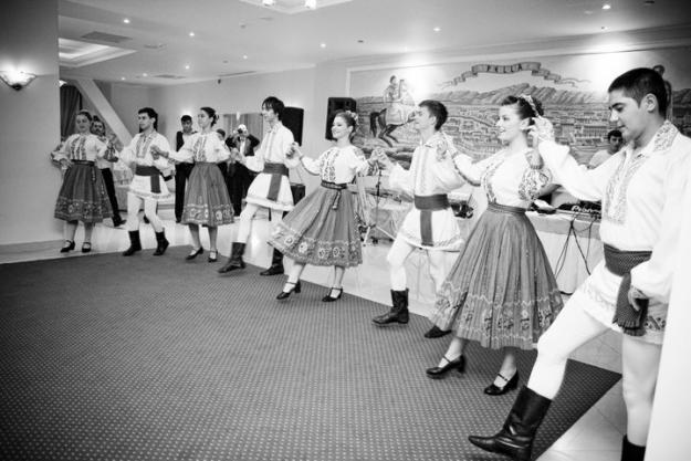 Dansatori profesionisti - folclor - Pret | Preturi Dansatori profesionisti - folclor
