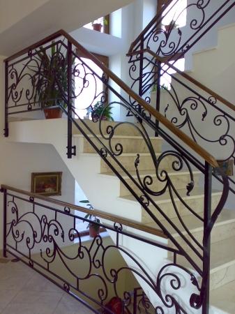 porţi rulante şi batante, balustrade, garduri, mobilier de grădină, jardiniere - Pret | Preturi porţi rulante şi batante, balustrade, garduri, mobilier de grădină, jardiniere