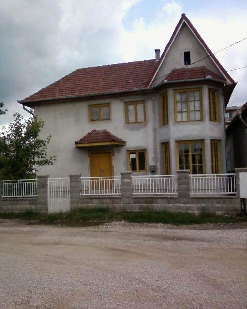 VAND: CASA, CURTE si GRADINA - Pret | Preturi VAND: CASA, CURTE si GRADINA