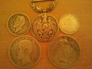 O medalie si 4 monezi din argint de Carol si Mihai - Pret | Preturi O medalie si 4 monezi din argint de Carol si Mihai