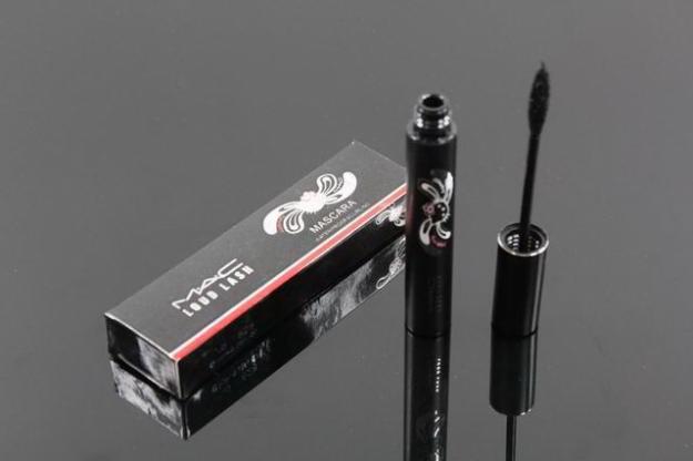 Rimel/Mascara Waterproof & Curling MAC Loud Lash Hello Kitty - Pret | Preturi Rimel/Mascara Waterproof & Curling MAC Loud Lash Hello Kitty