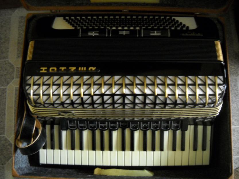 Vand acordeon hohner atlantic cu surdina primul model - Pret | Preturi Vand acordeon hohner atlantic cu surdina primul model