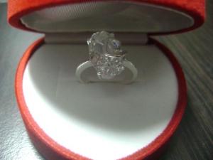 Cadou inel cu zirconiu fatetat din argint in cutie - CIF58 - Pret | Preturi Cadou inel cu zirconiu fatetat din argint in cutie - CIF58
