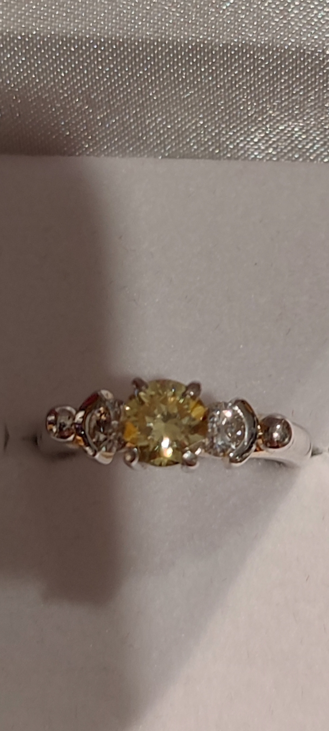 Vând Inel cu diamant natural fancy yellow - Pret | Preturi Vând Inel cu diamant natural fancy yellow