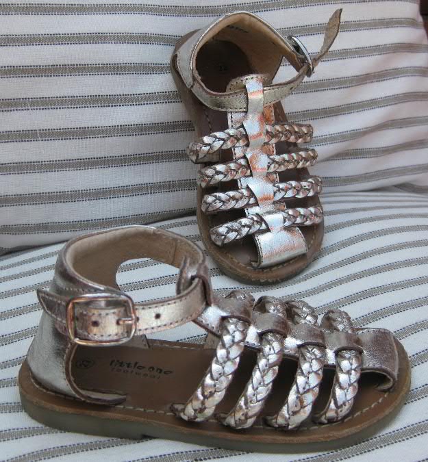 Sandale fete Little One silver marimea 22 (13 cm)foarte frumoase,in stare impecabila cumpa - Pret | Preturi Sandale fete Little One silver marimea 22 (13 cm)foarte frumoase,in stare impecabila cumpa