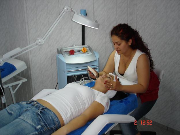 COSMETICIANA CU EXPERIENTA CAUT LOC DE MUNCA - Pret | Preturi COSMETICIANA CU EXPERIENTA CAUT LOC DE MUNCA