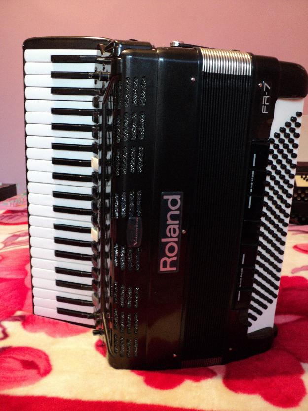 Acordeon Roland FR7 stare impecabila 2600 euro - Pret | Preturi Acordeon Roland FR7 stare impecabila 2600 euro