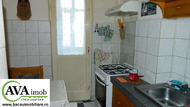 Vand apartament cu 3 camere decomandat in zona Cornisa –garaje - Pret | Preturi Vand apartament cu 3 camere decomandat in zona Cornisa –garaje