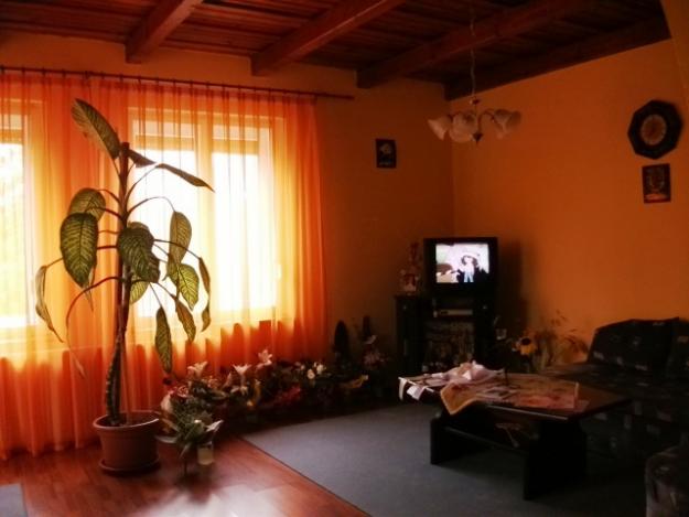 Vand casa renovata cu 1200mp teren cu mult spatiu verde - Pret | Preturi Vand casa renovata cu 1200mp teren cu mult spatiu verde