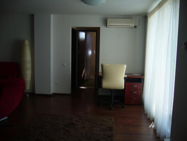 Vand apartament cu 3 camere in zona Domus - Pret | Preturi Vand apartament cu 3 camere in zona Domus