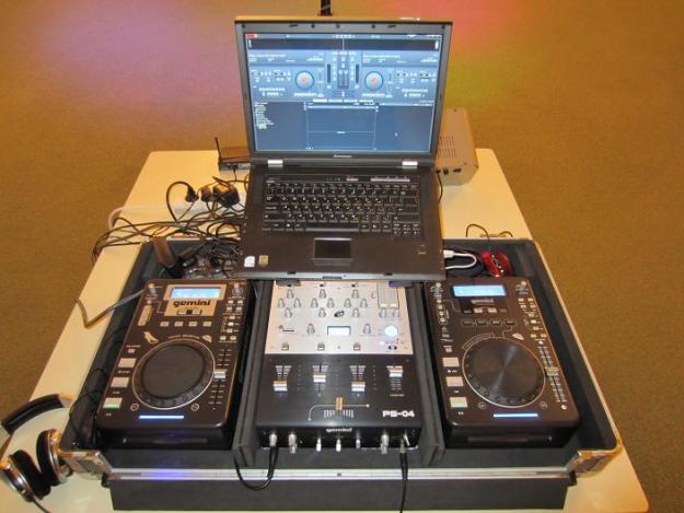 Pupitru DJ Gemini . Playere, mixer 10 canale, case transport - Pret | Preturi Pupitru DJ Gemini . Playere, mixer 10 canale, case transport