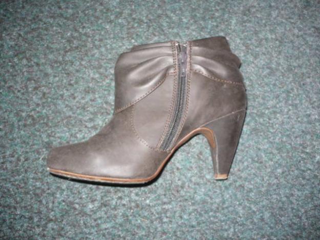 Botine Pull and Bear colectia de iarna 2009-2010 - Pret | Preturi Botine Pull and Bear colectia de iarna 2009-2010