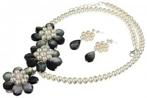 Set bijuterii perle de cultura albe si sidef negru - Pret | Preturi Set bijuterii perle de cultura albe si sidef negru
