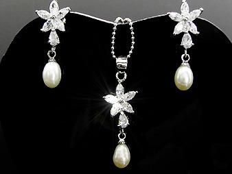 Set colier si cercei perle naturale albe Flower - Pret | Preturi Set colier si cercei perle naturale albe Flower