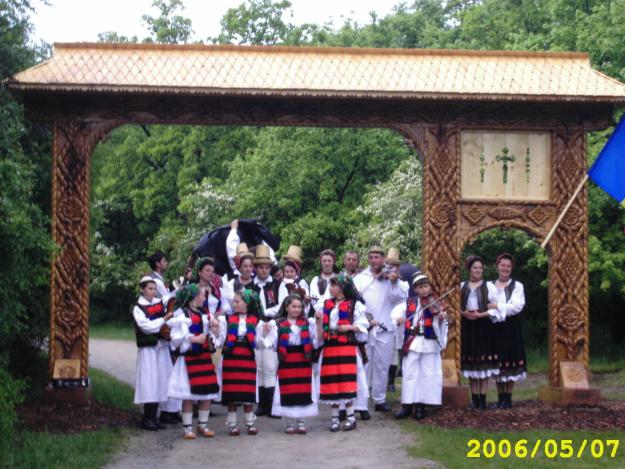 PORTI MARAMURESENE , TROITE , CRUCI , GARDURI , SCULPTATE IN LEMN DE STEJAR - Pret | Preturi PORTI MARAMURESENE , TROITE , CRUCI , GARDURI , SCULPTATE IN LEMN DE STEJAR