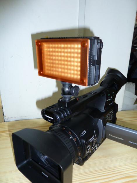 LAMPA VIDEO CU LEDURI PENTRU CAMERE VIDEO / DSLR. ORICE MODEL INTRE 30-145 EURO - Pret | Preturi LAMPA VIDEO CU LEDURI PENTRU CAMERE VIDEO / DSLR. ORICE MODEL INTRE 30-145 EURO